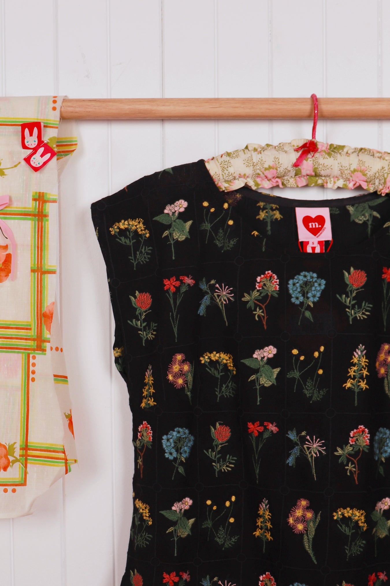 Made590 Lulu Top Embroidered Botany Black