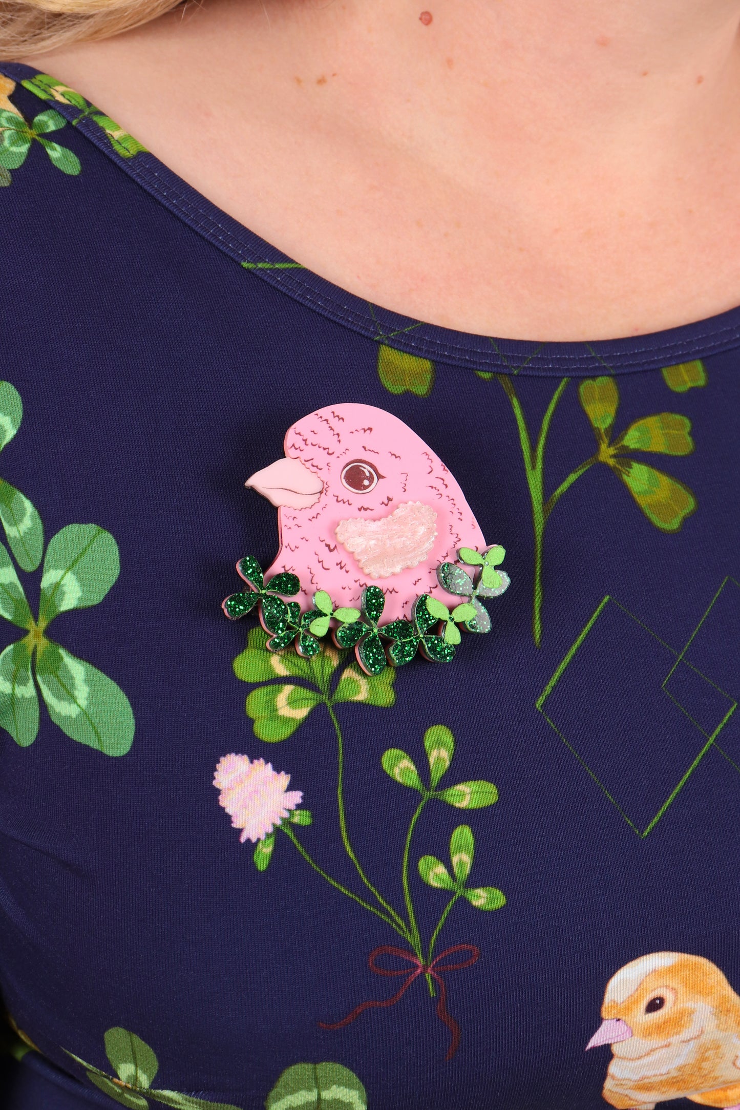 Canary Wreath Brooch Pink