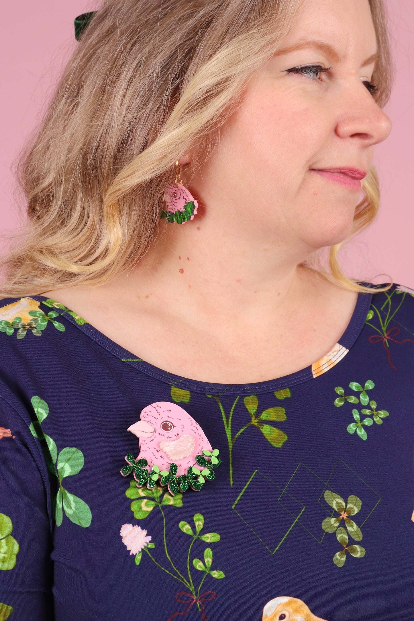 Canary Wreath Brooch Pink