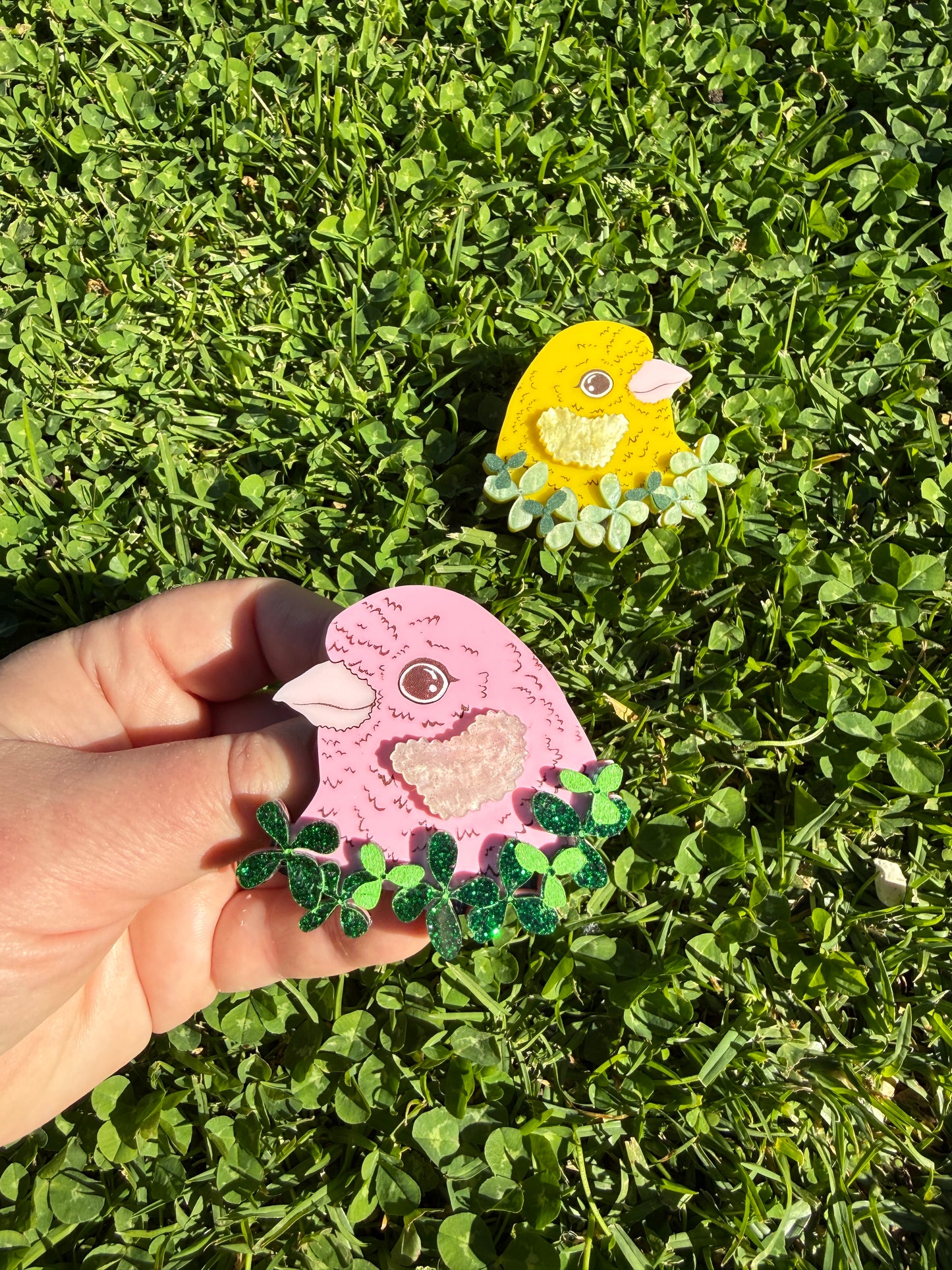 Canary Wreath Brooch Pink