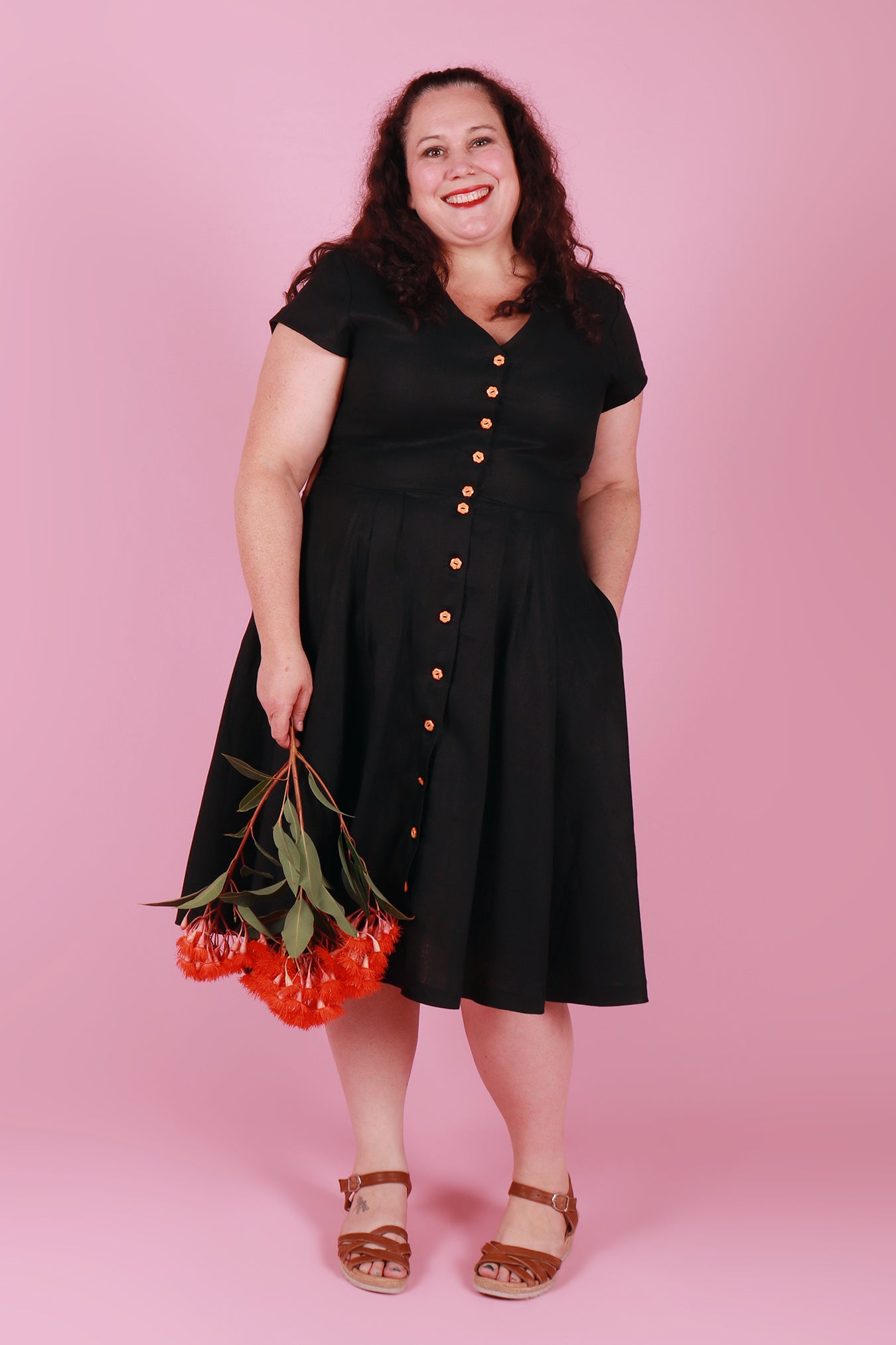 Load image into Gallery viewer, Saski Dress Daisy Black Linen
