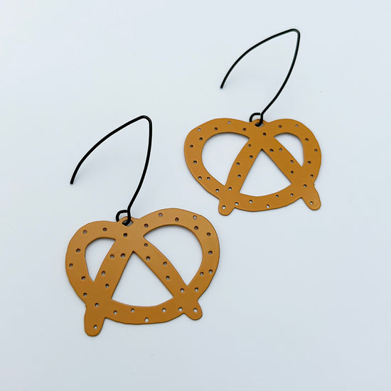 Midi Pretzel Earrings in Brown