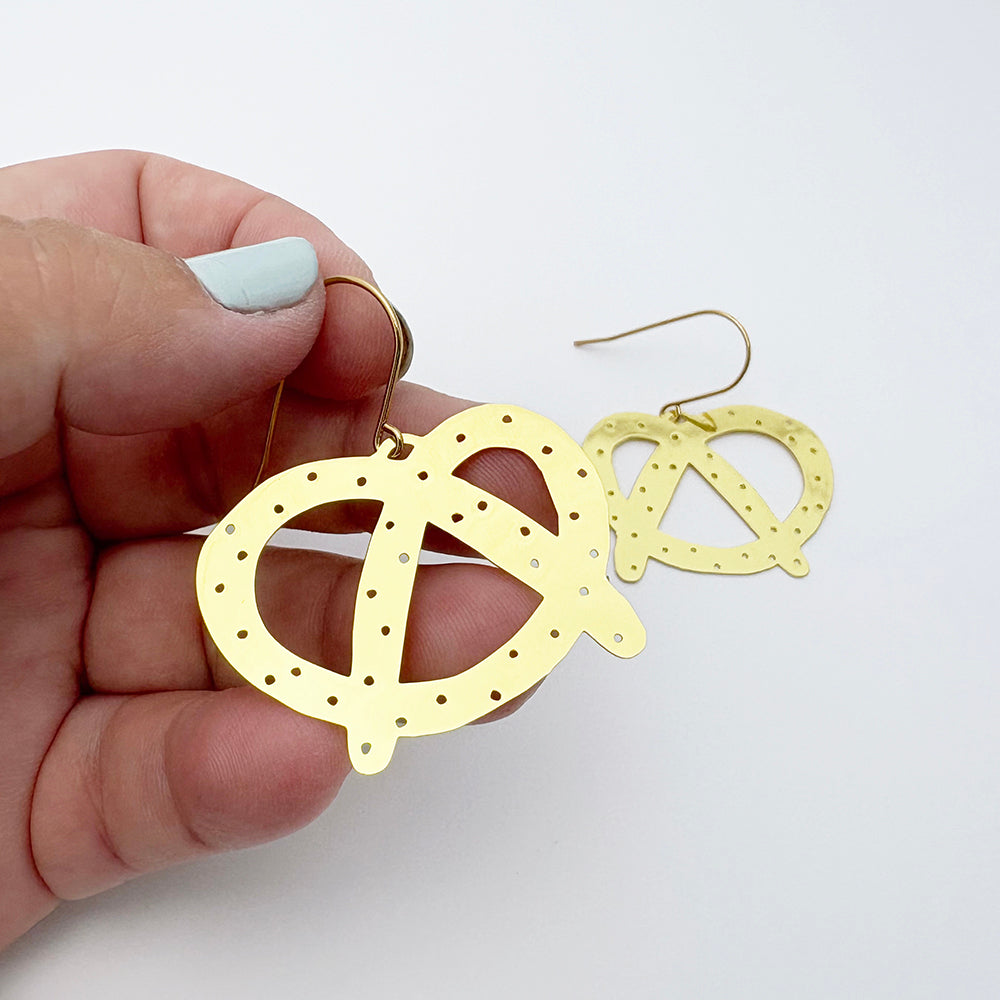 Midi Pretzel Earrings in Gold