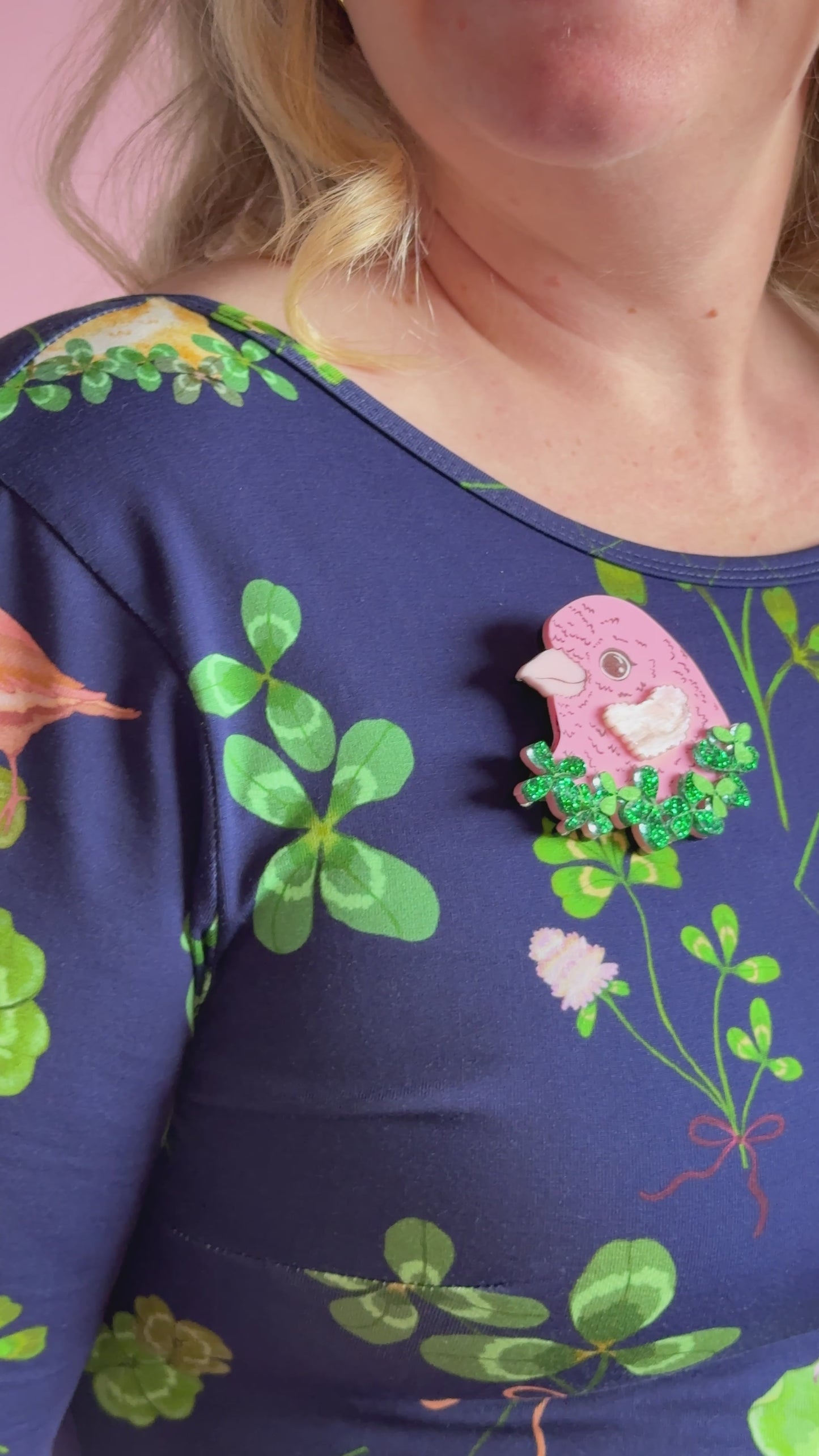 Load and play video in Gallery viewer, Canary Wreath Brooch Pink
