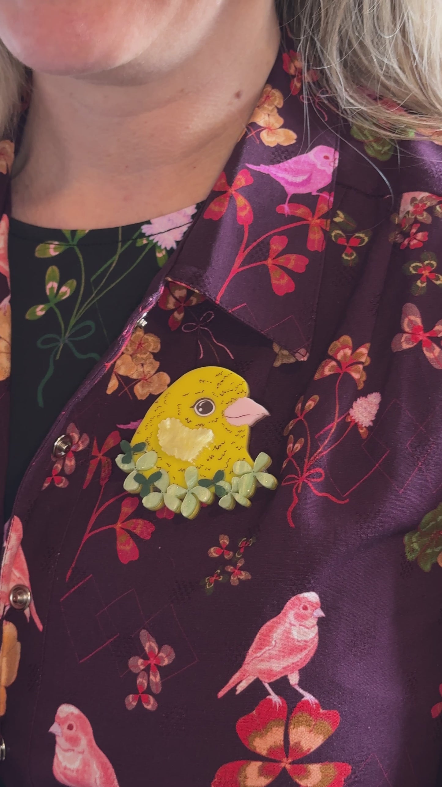 Load and play video in Gallery viewer, Canary Wreath Brooch Yellow
