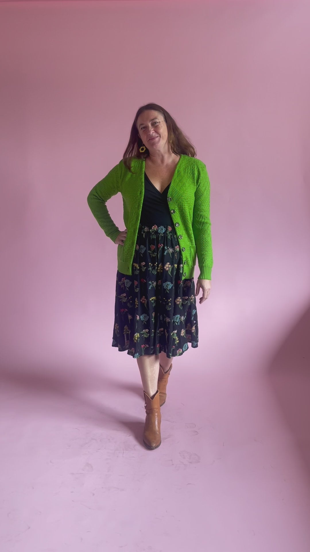 Load and play video in Gallery viewer, Cosy Clementine Cardie Granny Smith
