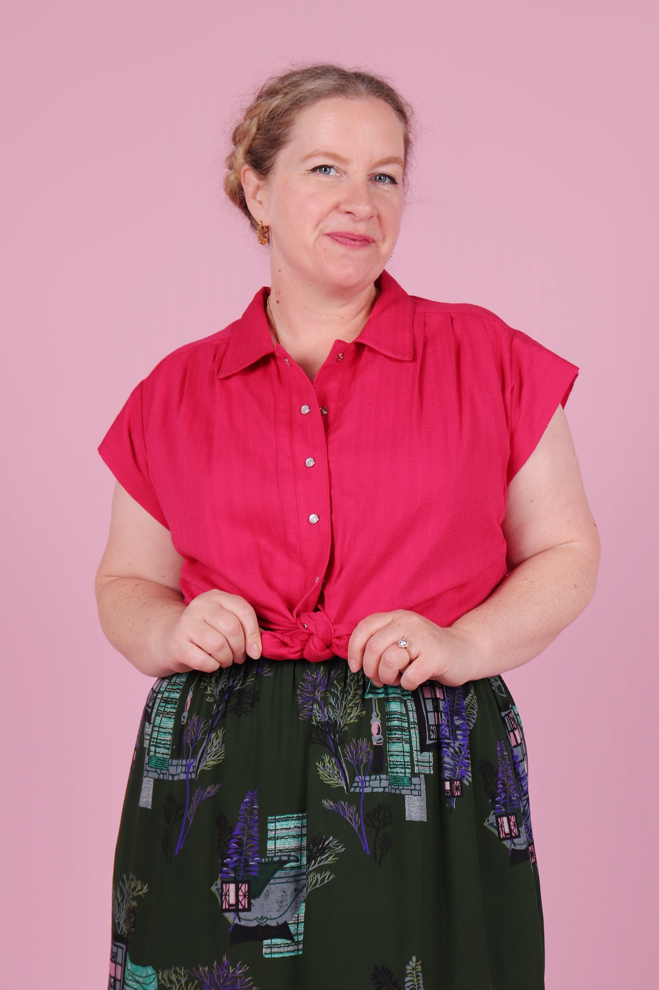 Load and play video in Gallery viewer, Trixie Shirt Hibiscus
