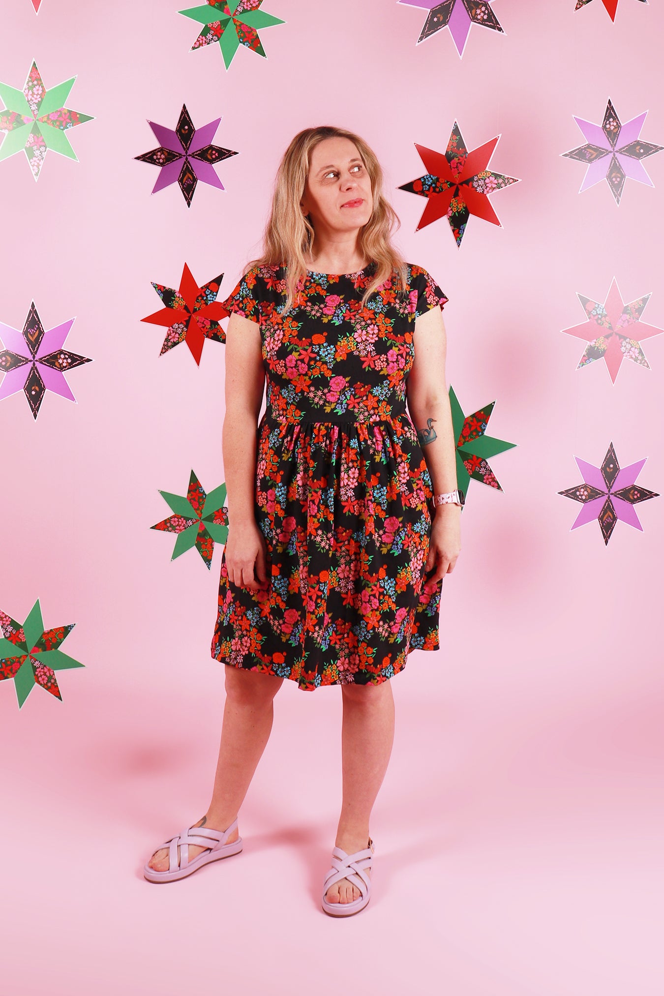 Load and play video in Gallery viewer, Edie Jersey Dress Evelyn Floral
