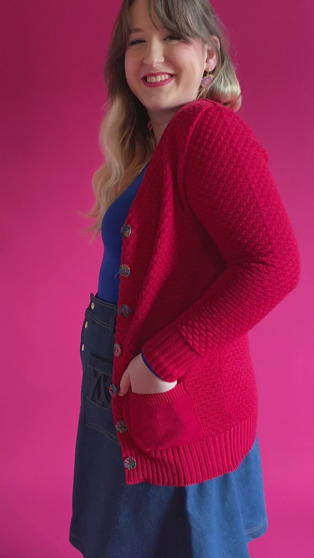 Load and play video in Gallery viewer, Cosy Clementine Cardie Waratah
