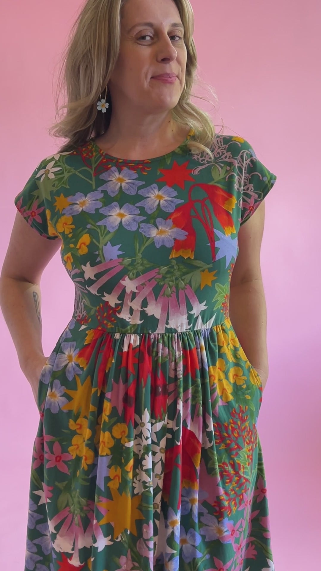 Load and play video in Gallery viewer, Edie Tee Dress Festive Floral
